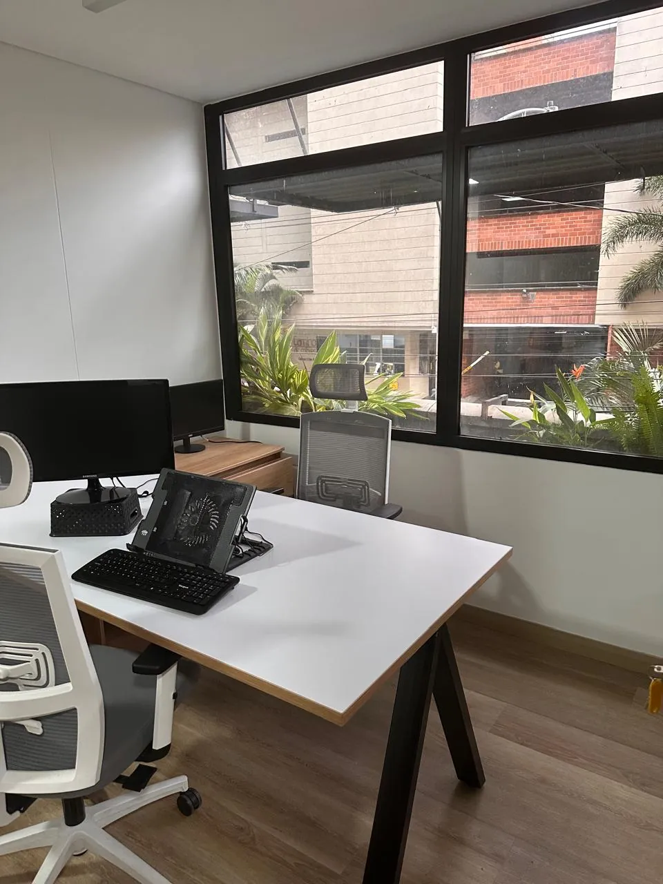 Oficina  en Arriendo - Los Colores, Comuna 11 - Laureles-Estadio, Calle 52B, 8,0 m² — CREBI