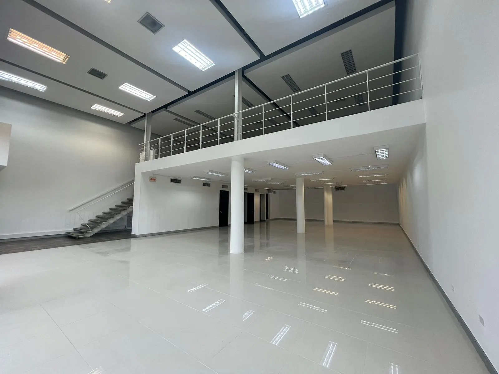 Local en Arriendo - Parada MIO - Avenida 6N entre Calle 47N y 46N, Avenida 6 Norte, El Bosque, Comuna 2, Cali ciudad, Cali, Sur, Valle del Cauca, RAP Pacífico, 760050, Colombia, 450,0 m² (foto 7) — CREBI