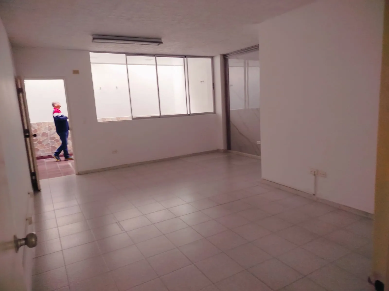 Oficina  en Arriendo - Estación MIO - Las Américas, MIO Avenida 3 Norte, San Vicente, Versalles, Comuna 2, Cali ciudad, Cali, Sur, Valle del Cauca, RAP Pacífico, 760046, Colombia, 43,0 m² (foto 4) — CREBI