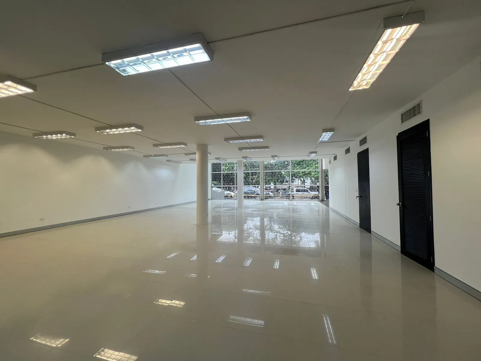 Local en Arriendo - Parada MIO - Avenida 6N entre Calle 47N y 46N, Avenida 6 Norte, El Bosque, Comuna 2, Cali ciudad, Cali, Sur, Valle del Cauca, RAP Pacífico, 760050, Colombia, 450,0 m² (foto 4) — CREBI