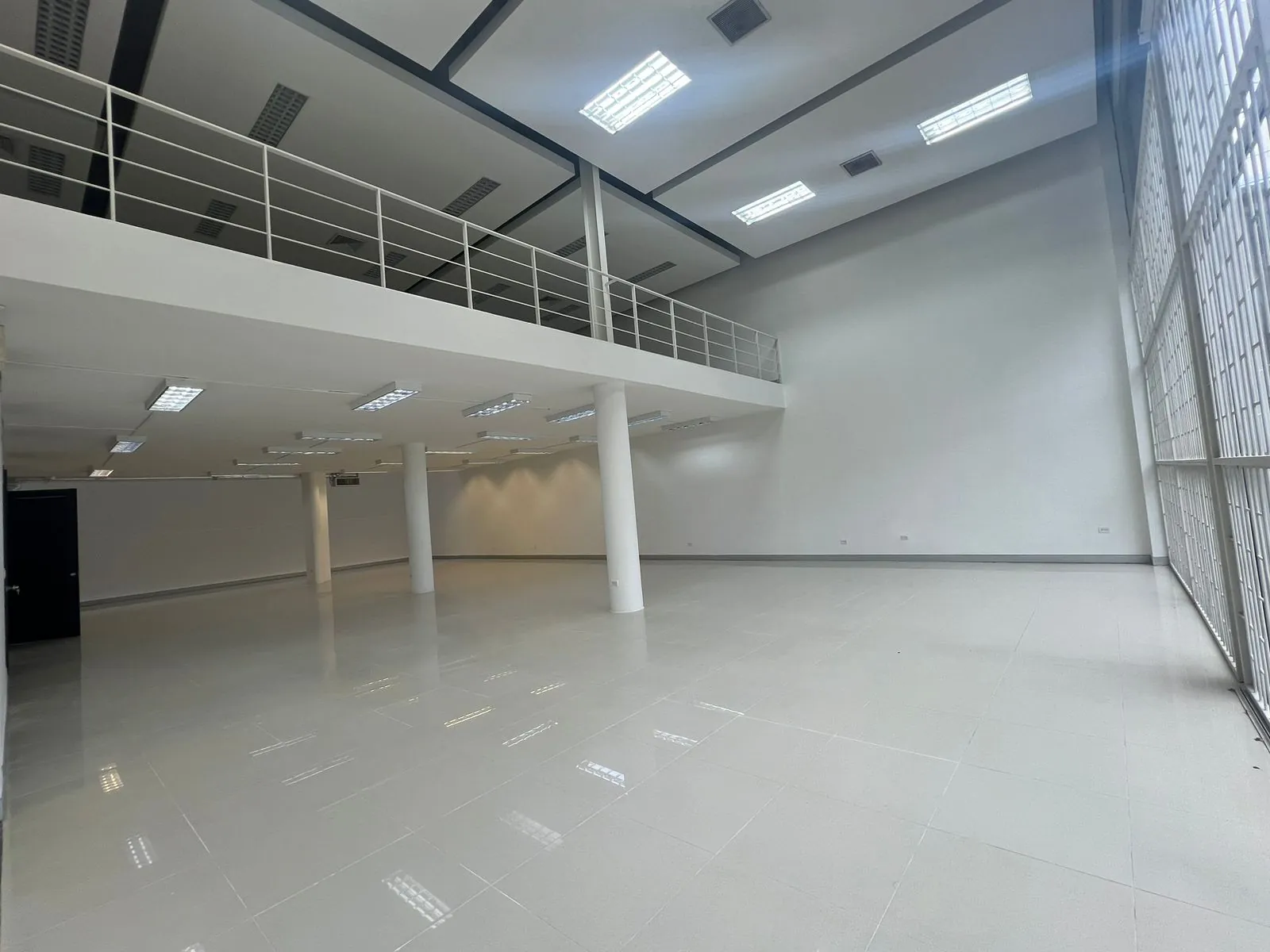 Local en Arriendo - Parada MIO - Avenida 6N entre Calle 47N y 46N, Avenida 6 Norte, El Bosque, Comuna 2, Cali ciudad, Cali, Sur, Valle del Cauca, RAP Pacífico, 760050, Colombia, 450,0 m² (foto 2) — CREBI