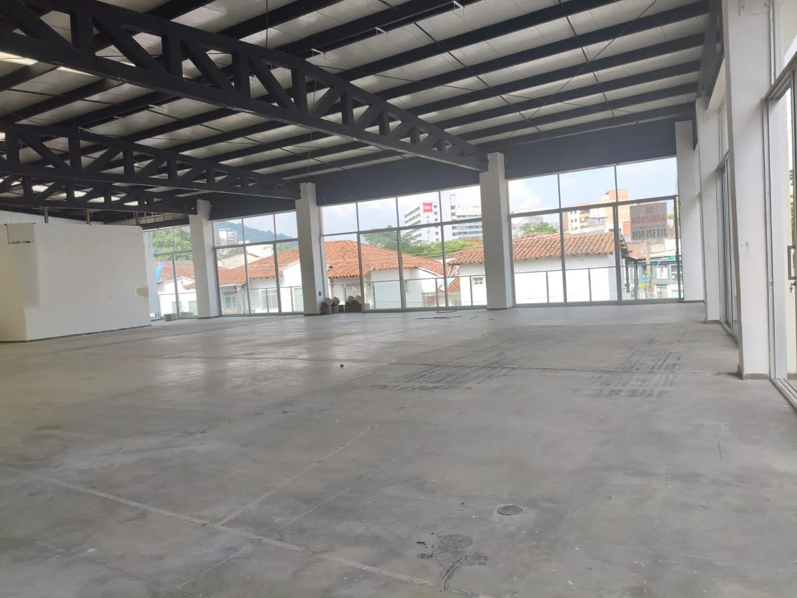 Local en Arriendo - Cali, El Bosque Avenida 8 Norte, 250,0 m² — CREBI