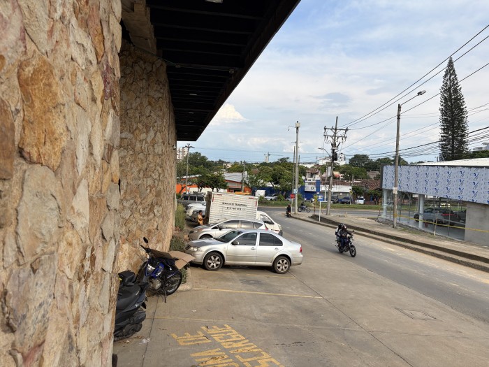 Edificio en Venta - Calle 49 Norte, Menga, 1500,0 m² (foto 3) — CREBI