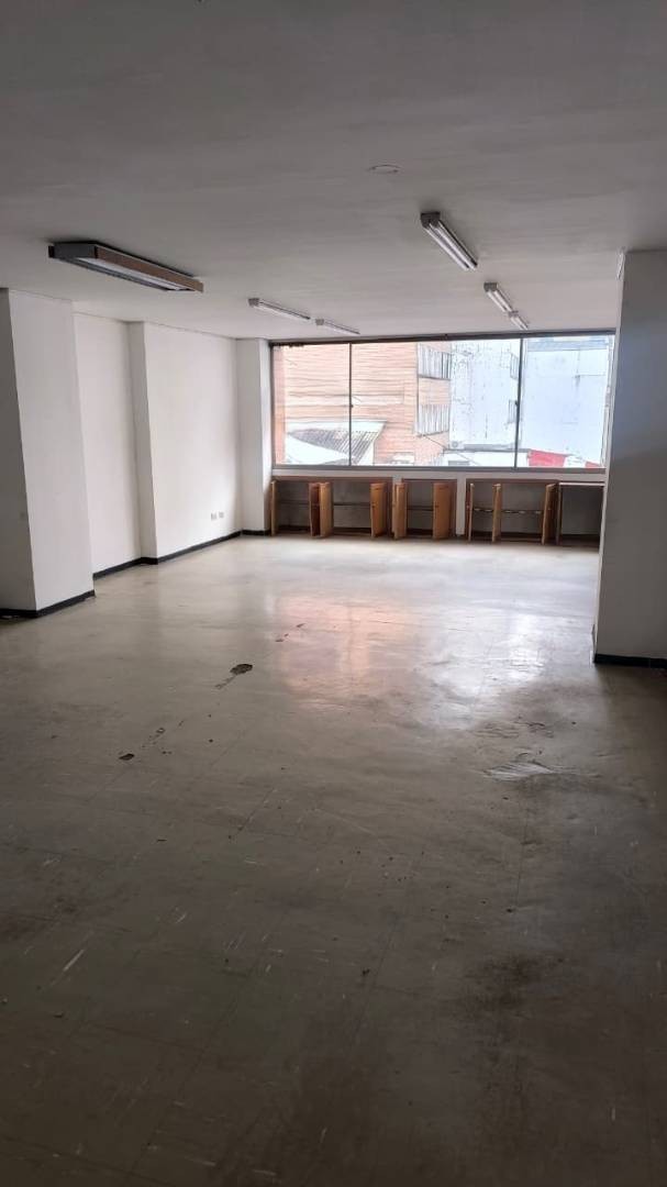 Oficina  en Arriendo - Carrera 24, Comuna Cumanday, 77,002 m² — CREBI