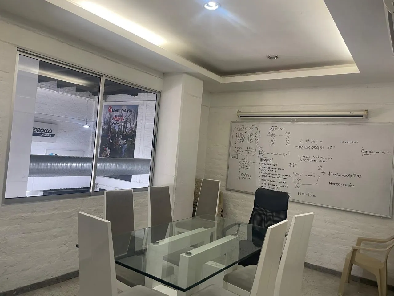 Oficina en Arriendo en El Bosque, Cali, 380,0 m² — CREBI