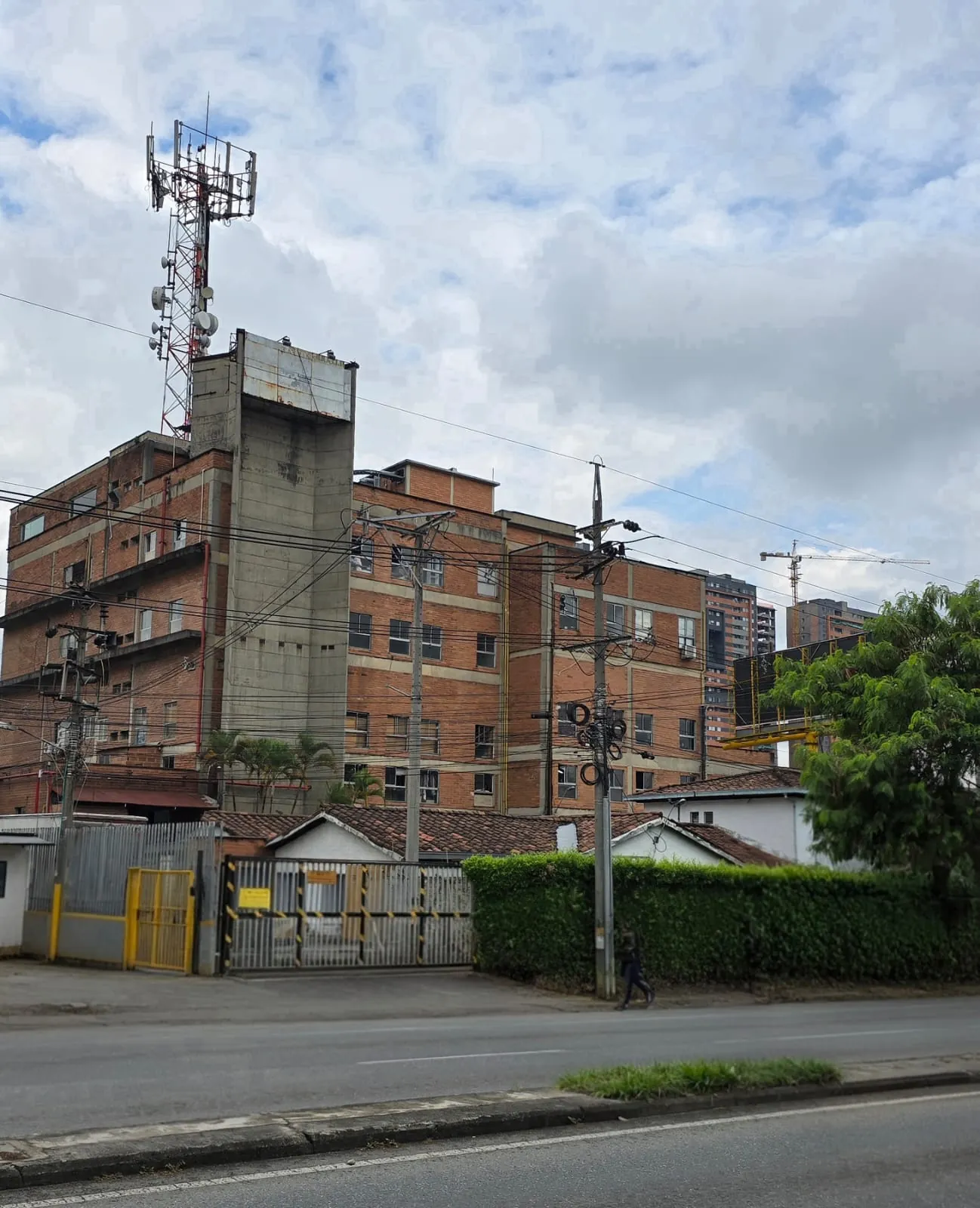Bodega en Arriendo en Avenida Carrera 42, Itagüí, 10,0 m² — CREBI