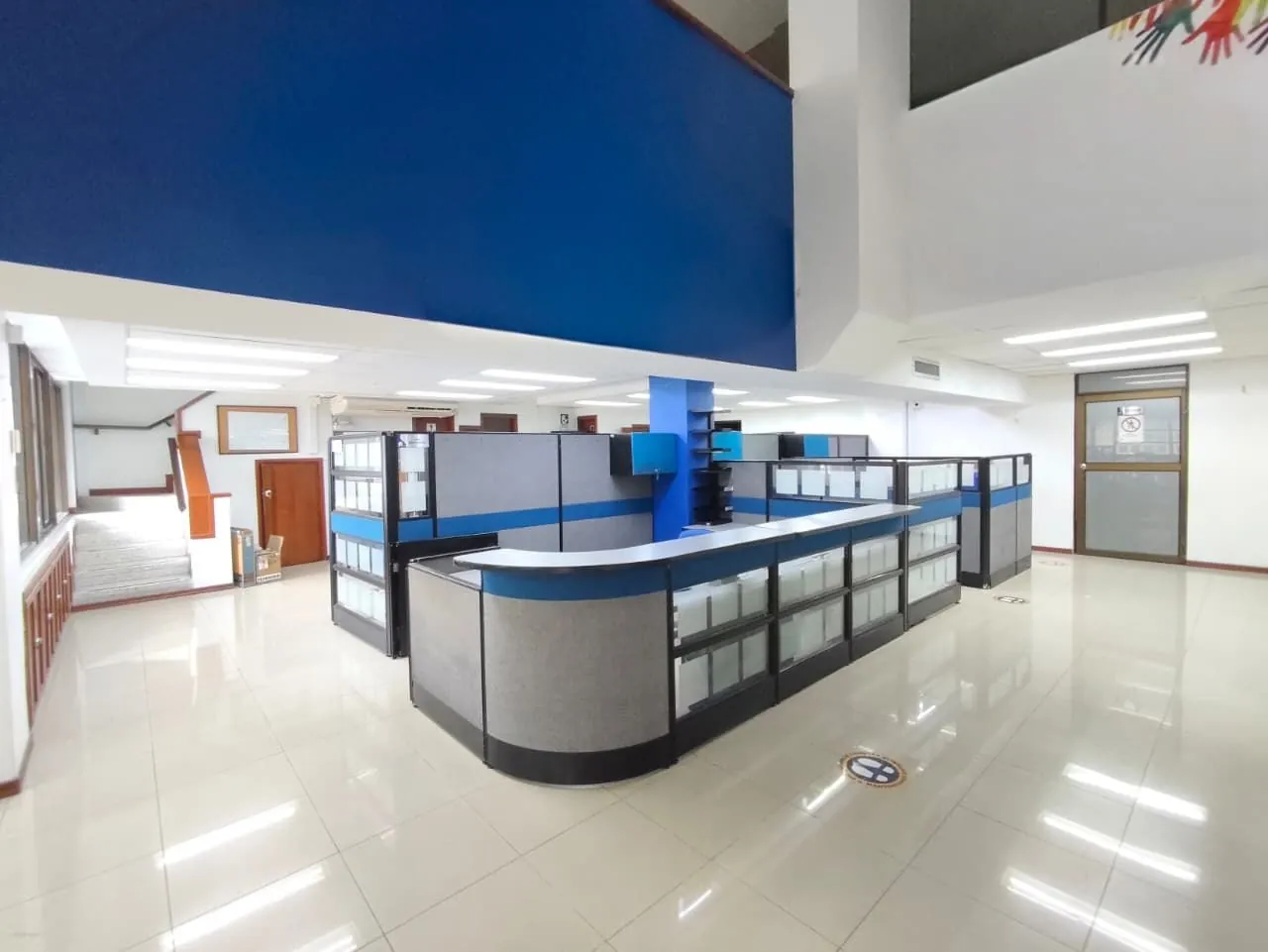 Local en Arriendo en Sector Plaza de Bolivar, Pereira, 390,0 m² — CREBI