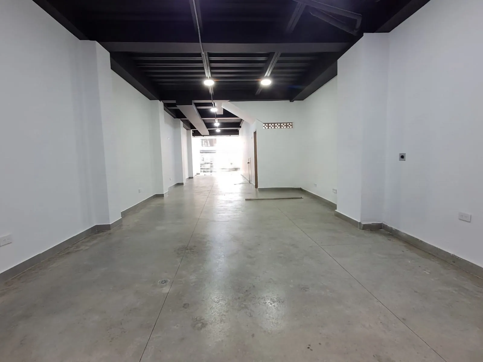 Local en Arriendo en Popular Modelo, Pereira, 102,0 m² — CREBI