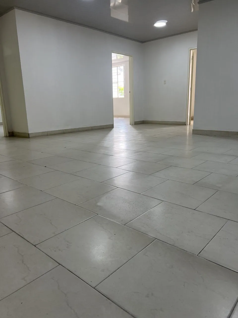Local en Arriendo en Urbanización Tequendama, Cali, 164,0 m² — CREBI