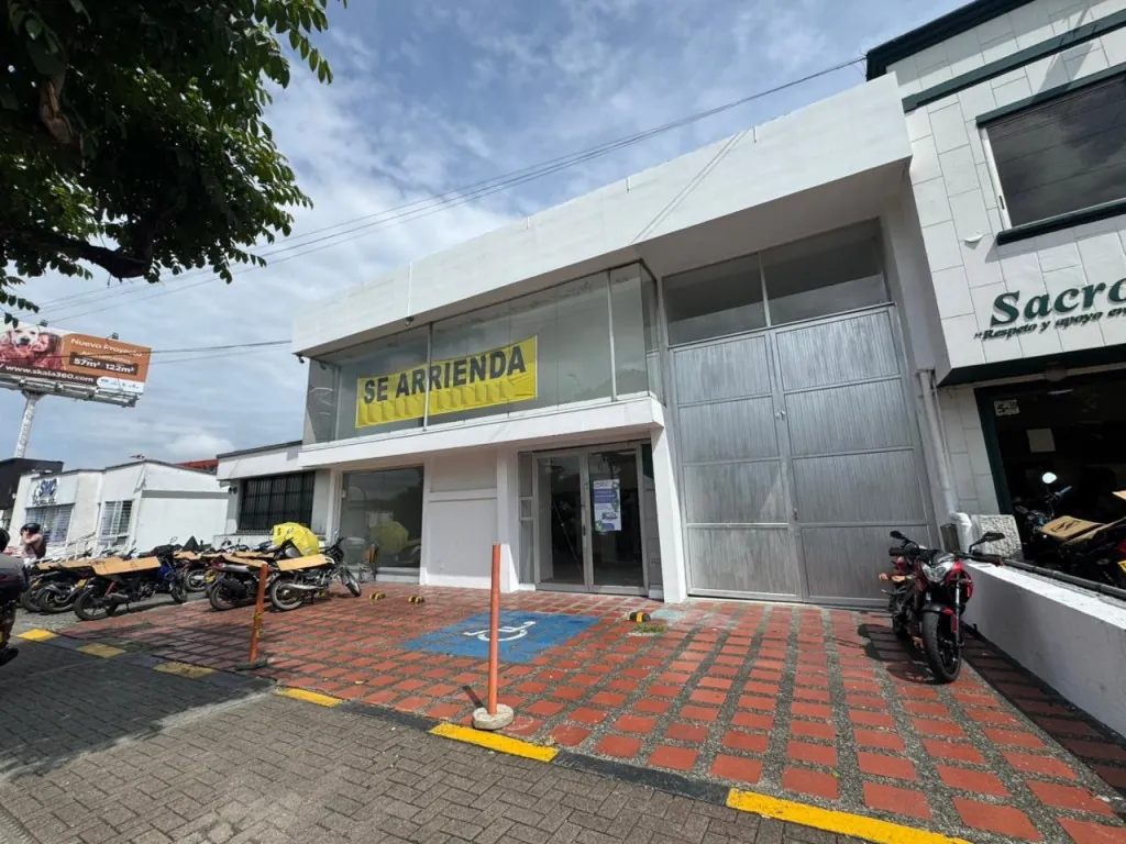 Local en Arriendo en Avenida 30 de Agosto, Pereira, 600,0 m² — CREBI