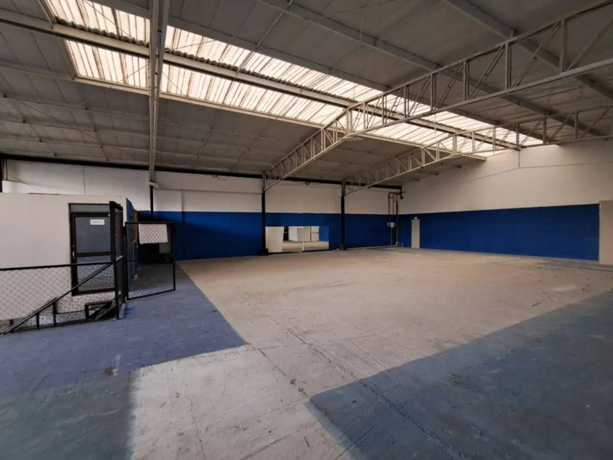 Local en Arriendo en Sector Lago Uribe, Pereira, 331,0 m² — CREBI