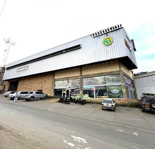 Edificio en Venta en El Bosque, Cali, 1500,0 m² — CREBI