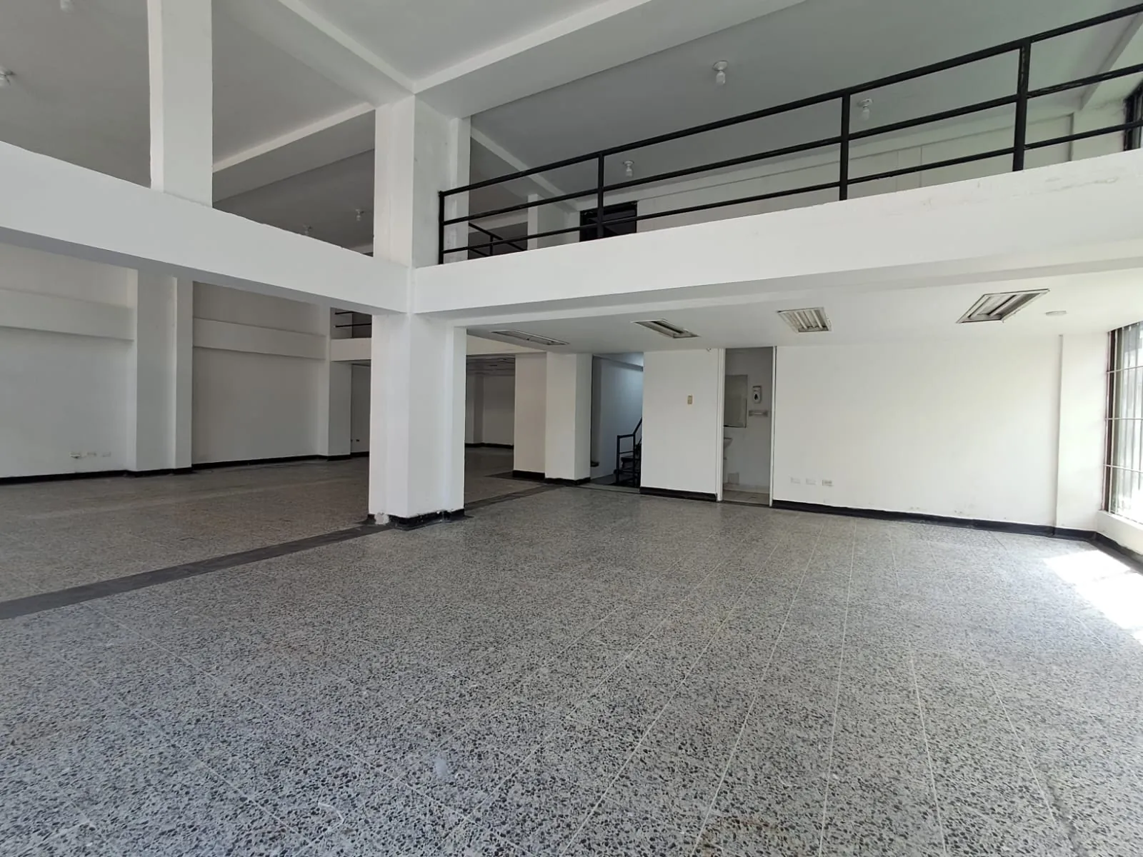 Local en Arriendo en Sector Plaza de Bolivar, Pereira, 400,0 m² (foto 2) — CREBI