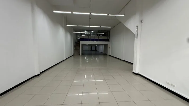 Local en Arriendo en Sector Lago Uribe, Pereira, 335,0 m² (foto 3) — CREBI